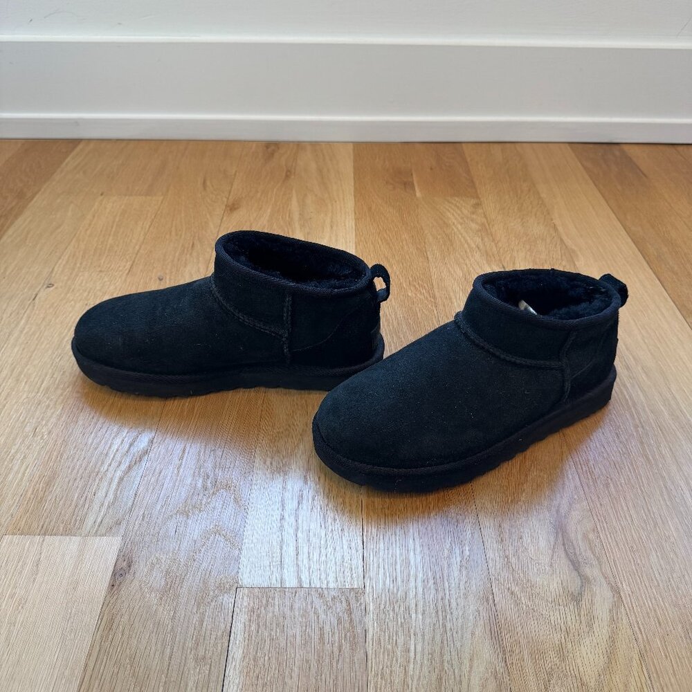 UGG Women's Classic Ultra Mini Boot - Black Sz 7